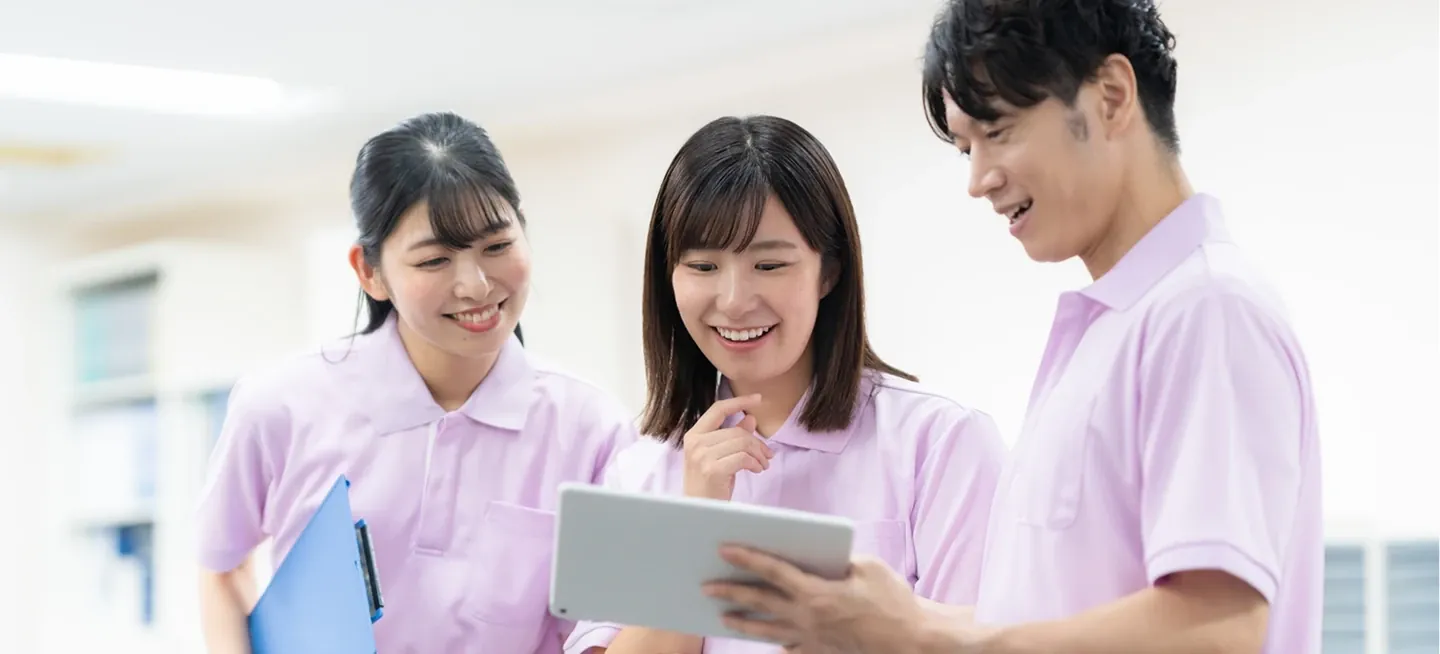 みんなでタブレットをみている画像