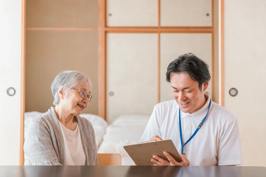 訪問介護のスタッフが老人と対話している様子の画像
